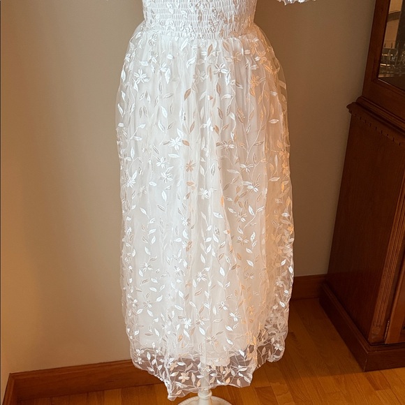 NWT Elegant White Embroidered Tulle Dress - Picture 3 of 12